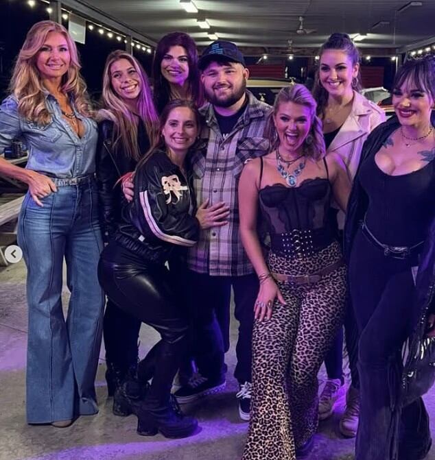 La actriz mostró fotografías recientes mientras finalizaba el rodaje de The Pony un drama de acción sobre hermanas corredoras en un pequeño pueblo. (Instagram)