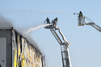 Varios bomberos trabajan para extinguir el incendio de una nave en Villaverde, a 18 de junio de 2026, en Madrid (España). (Gustavo Valiente/Europa Press)