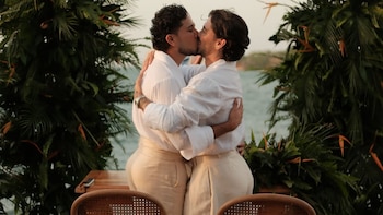 Jesús Arana sorprendió al revelar las fotografías de su boda frente al mar y las redes se llenaron de mensajes para la pareja