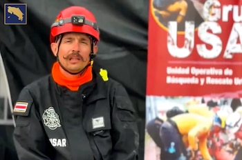 Un rescatista costarricense del Grupo USAR participa en las labores de búsqueda y rescate en Venezuela tras los terremotos ocurridos (Cortesía Presidencia CR).