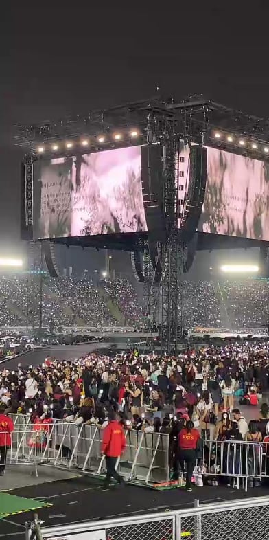 Los seguidores del grupo surcoreano BTS iluminan el estadio en Lima con dispositivos de luz antes del concierto.