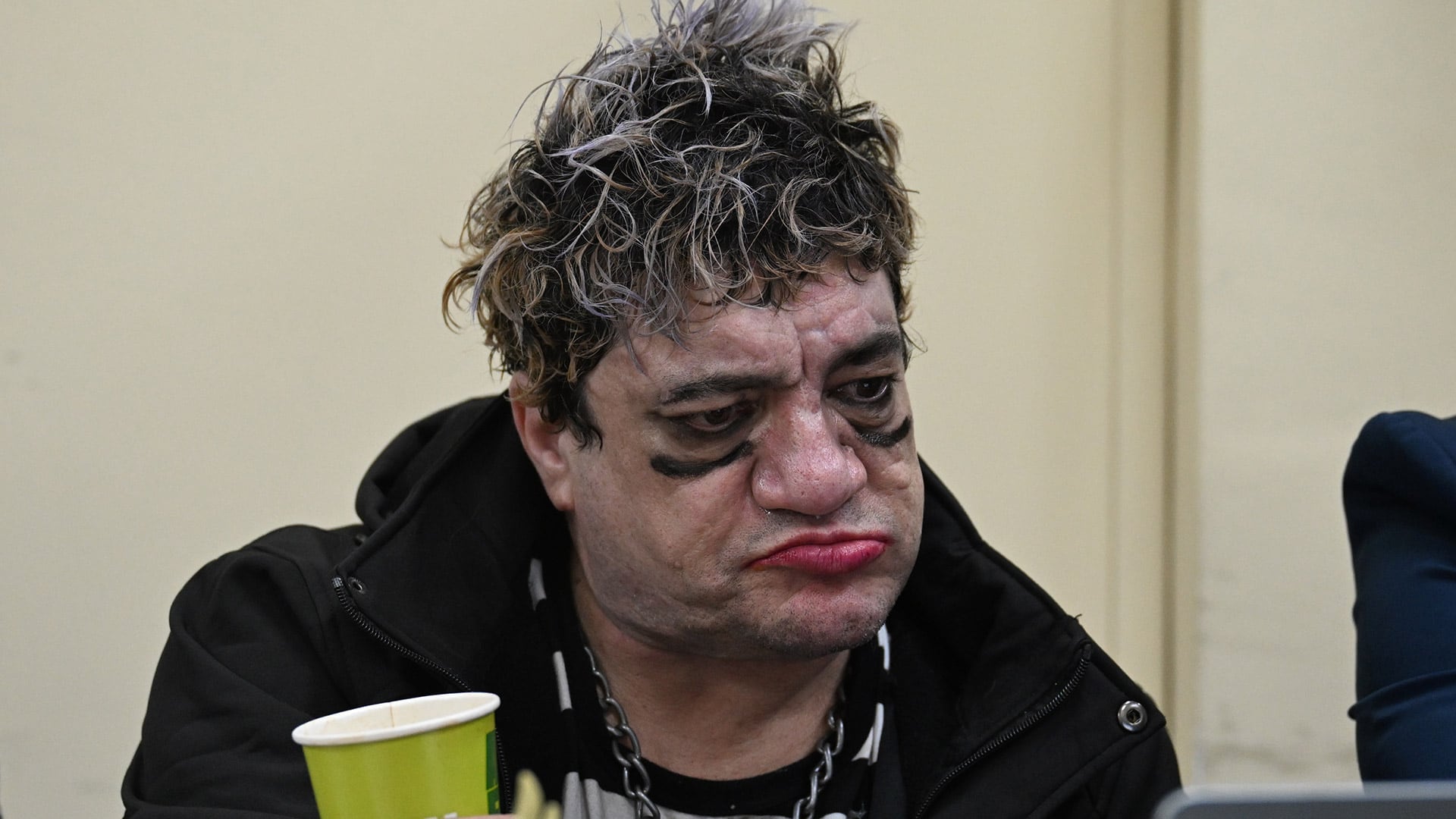 El músico asistió a la última audiencia con los labios pintados y una línea negra debajo de los ojos. Conocida como “eye black”, es utilizada por jugadores de rugby para reducir el reflejo de las luces (Maximiliano Luna)