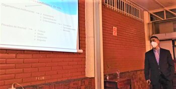 Erickvaldo presentando su Memoria de