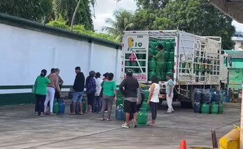 Decenas de personas hacen largas