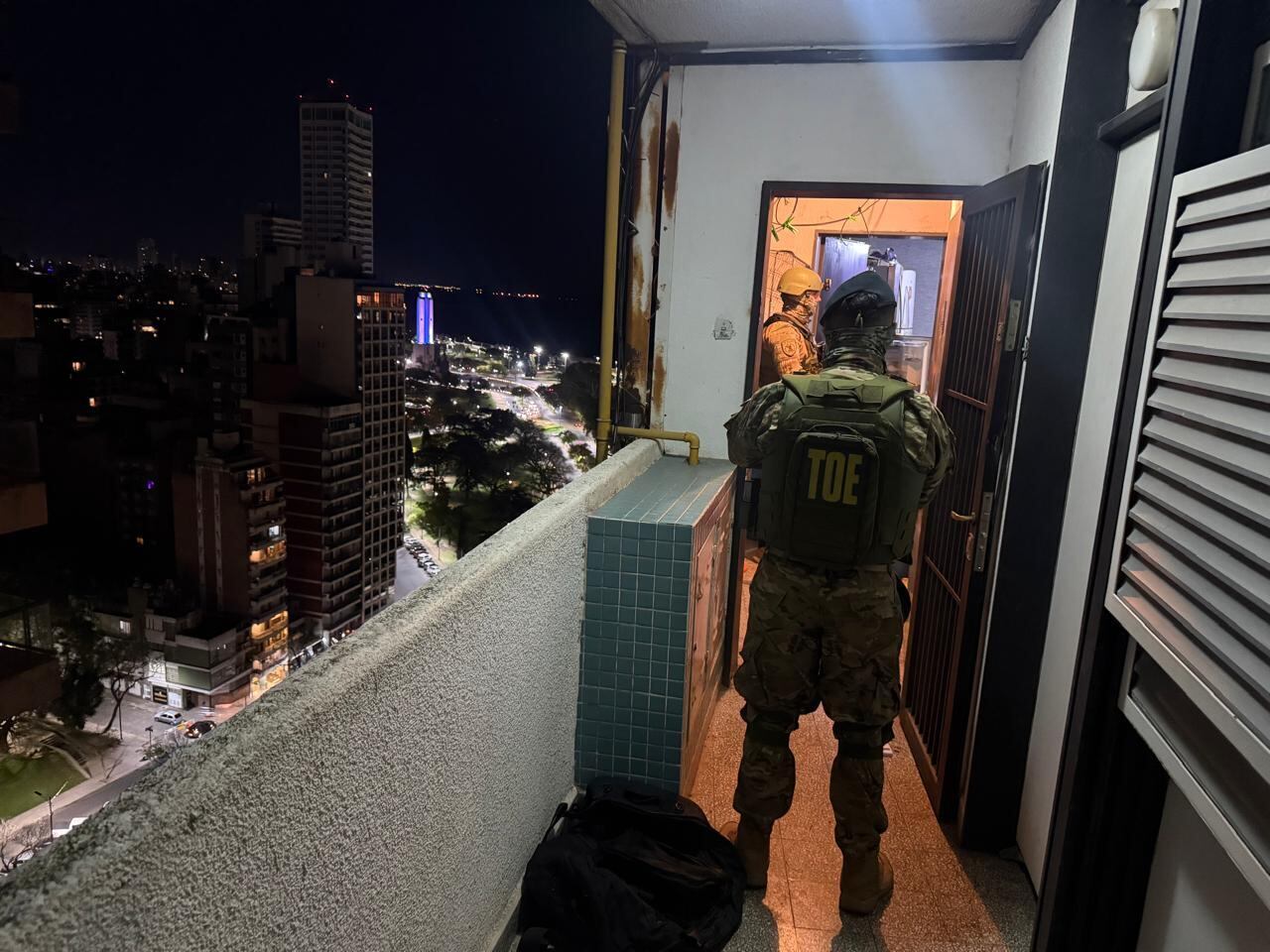 El momento en el que las fuerzas de seguridad ingresan al departamento de Bilbao en Rosario