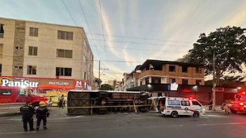 Se volcó bus escolar en Cali: el conductor quedó atrapado