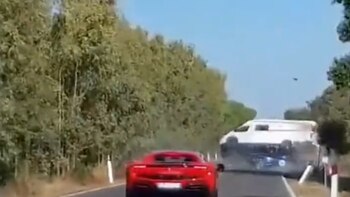 Una caravana de autos Ferrari
