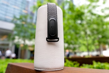 Fotografía que muestra el Fitbit Air de Google, un monitor de actividad física que destaca por prescindir de una pantalla y se gestiona exclusivamente a través de una aplicación en el teléfono. EFE/ Angel Colmenares