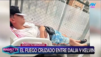John Kelvin fue fotografiado descansando en una banca del condominio, tras intentar ingresar al departamento de Dalia Durán en aparente estado de ebriedad. Magaly TV La Firme