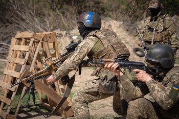 Miembros del batallón Siberia, formado principalmente por ciudadanos rusos voluntarios, de la Legión Internacional de las fuerzas armadas ucranianas, entrenan durante unas maniobras durante el ataque ruso a Ucrania en un lugar no revelado de la región de Kiev, ucrania, el miércoles 10 de abril de 2024. (AP Foto/Efrem Lukatsky)