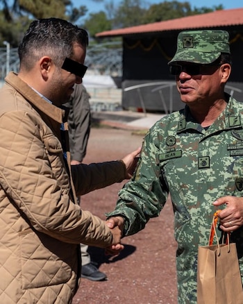 Un oficial militar vestido con