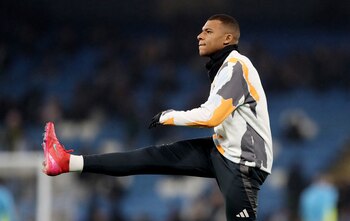 Kylian Mbappé hace los movimientos precompetitivos con el Real Madrid (REUTERS/Scott Heppell)