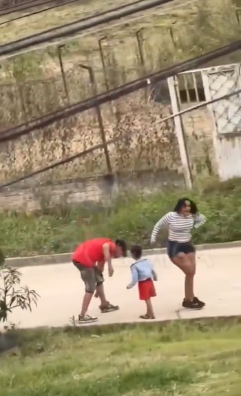 Una niña de aproximadamente tres años presenció el maltrato contra su madre durante la agresión en Huila - crédito Captura de video