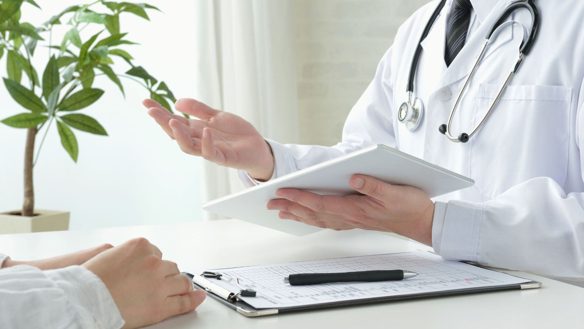 Una persona en la consulta de su médico. (Canva)