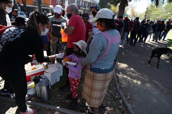 Voluntarios ayudan a la gente