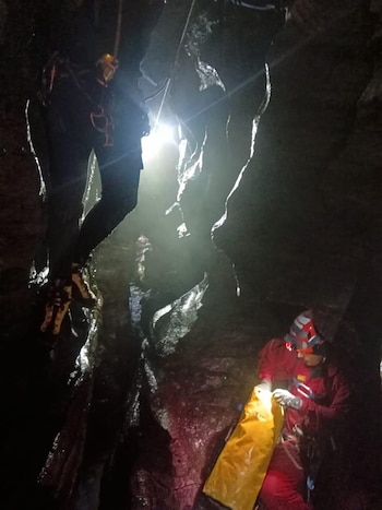 Las labores dentro de la gruta se tornan complicadas debido a la extensión de casi 3 kilómetros. FOTO: Alan Apodaca