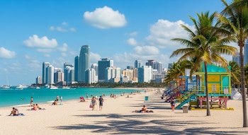 Personas disfrutan de un día