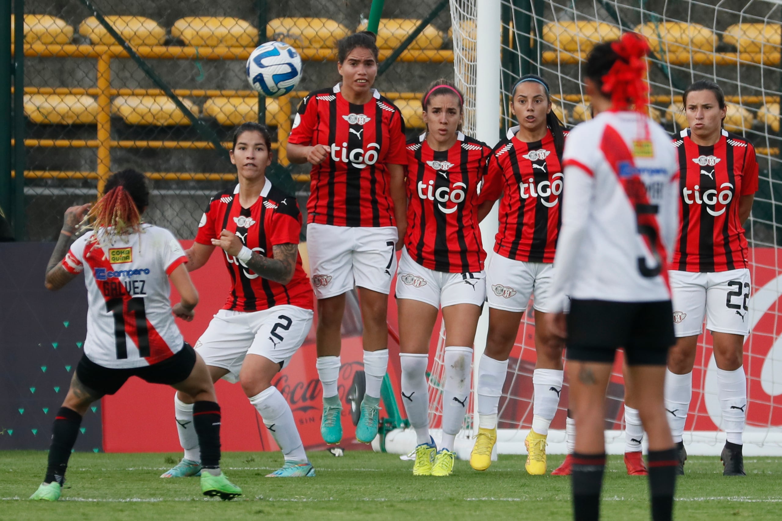 María Cristina Galvez (i) de Always patea un tiro libre hoy, en un partido de la Copa Libertadores Femenina entre Always Ready y Sportivo Limpeño en el estadio de Techo en Bogotá (Colombia). EFE/ Carlos Ortega