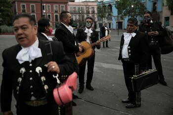 Mariachis esperando ser contratados para