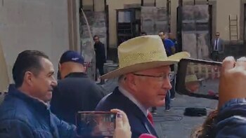 Ken Salazar saluda sonríente a