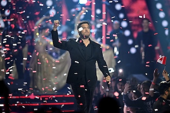 El cantante comparte momentos especiales con sus fans, incluyendo episodios virales sobre el escenario de Belfast