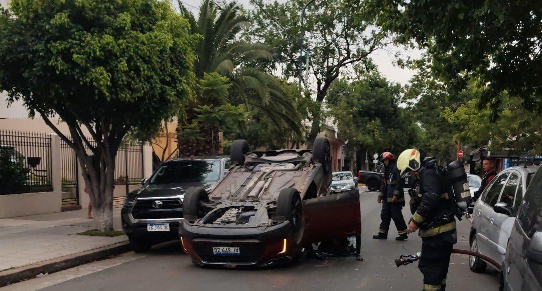 En Parque Avellaneda, un vehículo quedó volcado, luego de que su conductora perdiera el control del mismo (Foto: Ministerio de Seguridad de la Ciudad de Buenos Aires).