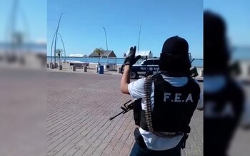 Sujeto armado saluda a policías