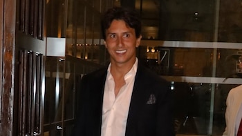 Roca Rey firma una gran tarde en Sevilla y alimenta, con sonrisas, su historia de amor con Tana Rivera