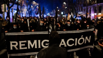 Los jóvenes desconfían de la democracia, priorizan ganar dinero y se alejan del feminismo