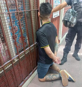 Un delincuente fue detenido en Ciudad Evita tras intentar asaltar a la madre y la hermana de un policía