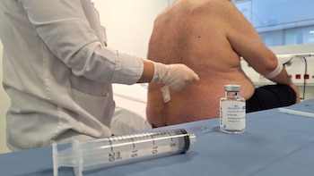 Paciente recibe una dosis de