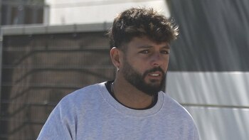 Álvaro García, sorprendido saliendo de