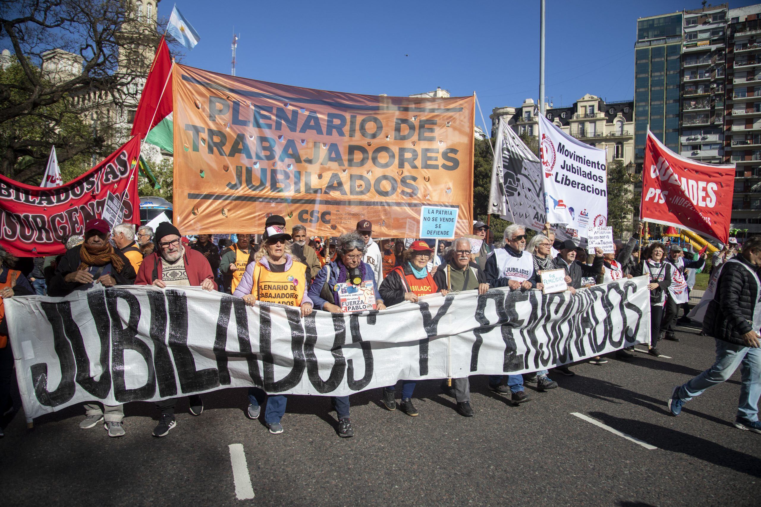 El haber mínimo jubilatorio se fija en $320.277,17, con un bono extraordinario de $70.000 para adultos mayores. (NA)