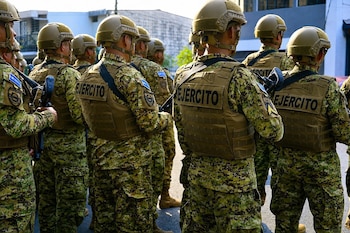 Soldados de El Salvador llegó a territorio haitiano para apoyar las tareas de búsqueda y rescate. (Cortesía: Fuerza Armada de El Salvador)