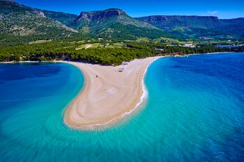 Zlatni Rat con su arena
