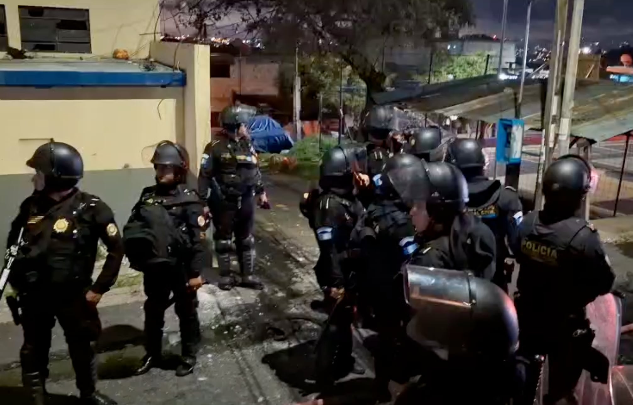 Elementos antimotines acudieron a Ciudad Peronia para dispersar a la turba con bombas lacrimógenas.