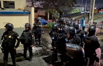 Elementos antimotines acudieron a Ciudad Peronia para dispersar a la turba con bombas lacrimógenas.