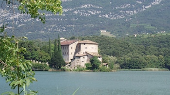 Los siete lagos de Italia perfectos para conocer en una escapada en primavera: entre montañas, bosques y pueblos de cuento