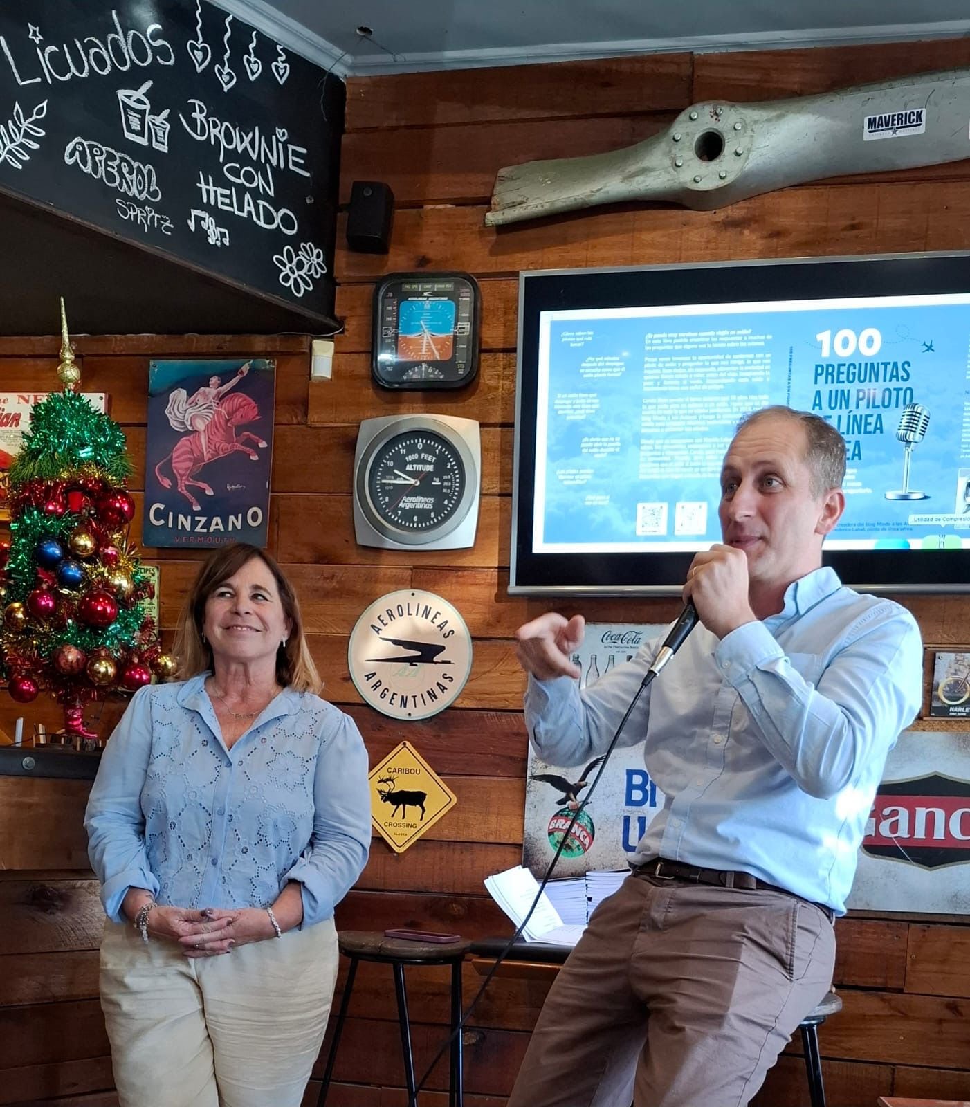 Carola Sixto y Nicolás Labat durante la presentación de su nuevo libro