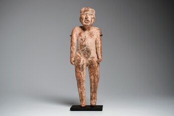 Figura alta de pie de