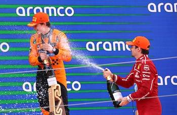 La tradición de la ducha de champán en el podio deportivo nació de episodios accidentales que evolucionaron en símbolo de gloria internacional (REUTERS/Albert Gea)