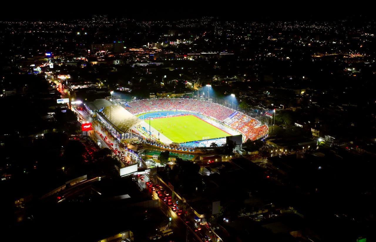 La tormenta que azotó San Salvador durante la final Águila vs FAS evidenció severos problemas de inundación en el terreno de juego./ (Redes de Yamil Bukele)