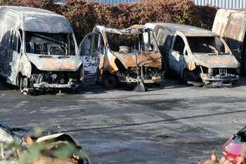 Esta fotografía tomada el 1 de enero de 2025 muestra vehículos quemados recogidos por empleados de la ciudad después de que, según se informa, fueron quemados durante la víspera de Año Nuevo, en un desguace de automóviles de Estrasburgo, en el este de Francia (Foto de Frederick FLORIN / AFP)