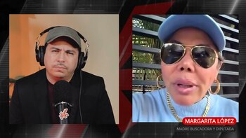 Captura de pantalla de una videollamada dividida entre un entrevistador y la diputada Margarita López, vistiendo gorra y gafas de sol