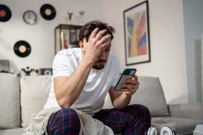 El esquema fraudulentó recaudó más de tres millones de dólares mediante documentos falsificados y la transferencia irregular de contratos financieros.