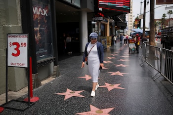 Venice Beach y su paseo costero destacan por su vida urbana, espectáculos callejeros y la popularidad televisiva, especialmente en producciones ambientadas en California. (REUTERS/Daniel Cole)