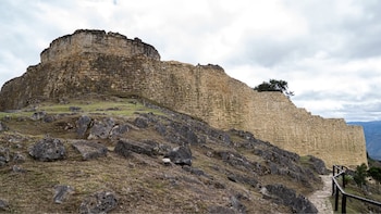 Muralla sur de Kuélap vuelve a recibir visitantes luego del colapso que obligó a su cierre en 2022. (Foto: IG/Ministerio de Cultura)