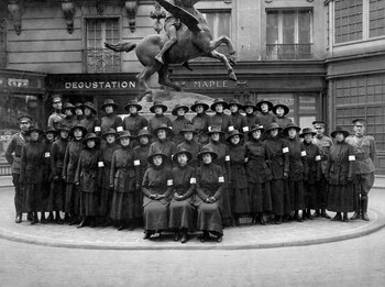 Una unidad exclusivamente femenina marcó