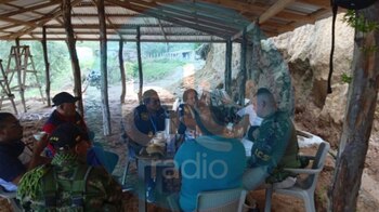 Juan Fernando Petro y el abogado Pedro Niño se reunieron con las Autodefensas Conquistadoras de la Sierra Nevada - crédito cortesía Blu Radio
