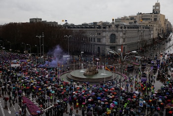 Cientos de españoles también se